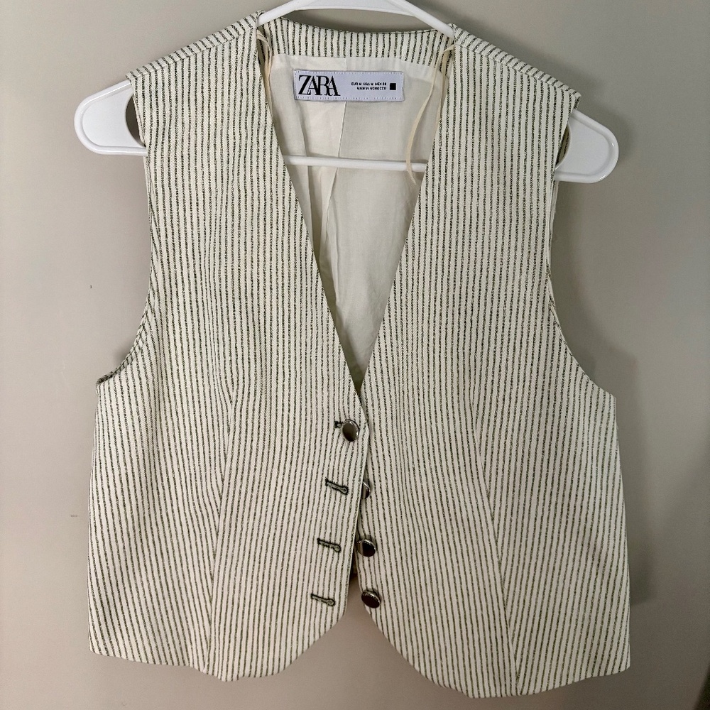 Zara vest size medium